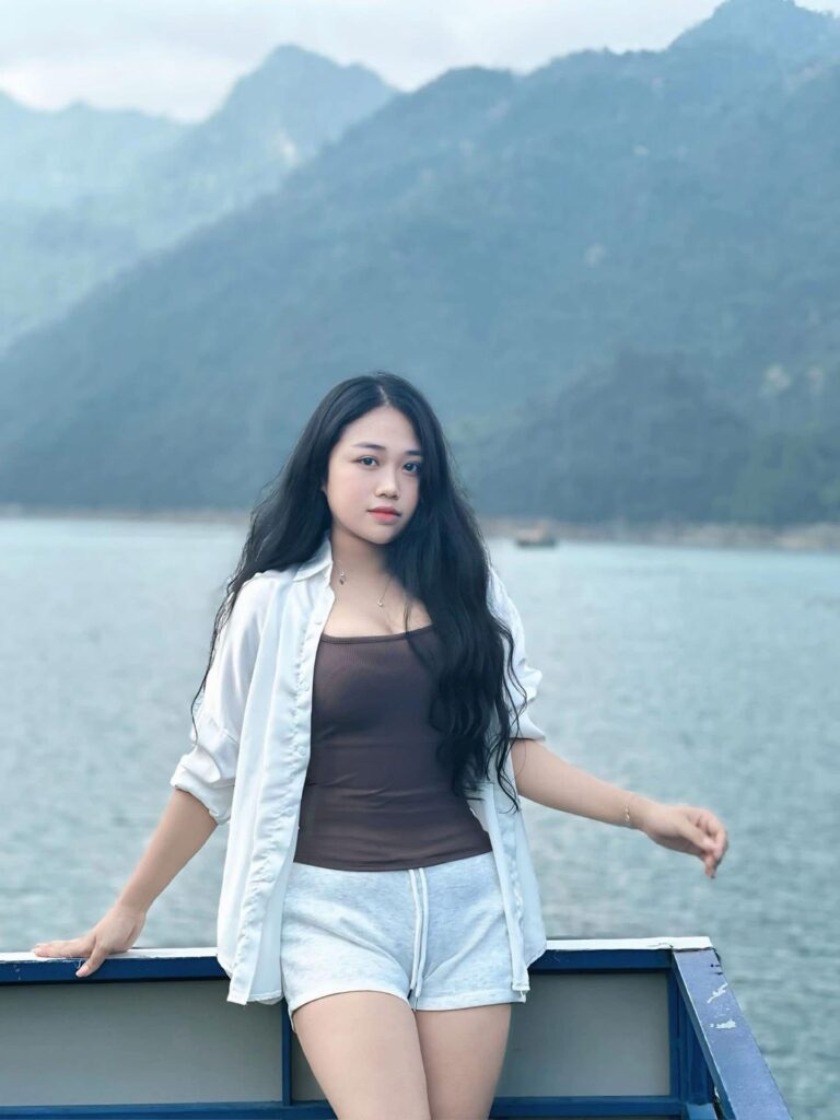 Cô Gái Xinh Đẹp Cởi Truồng Nét Quyến Rũ Tỏa Sáng Giữa Thiên Nhiên Trong Từng Khung Hình